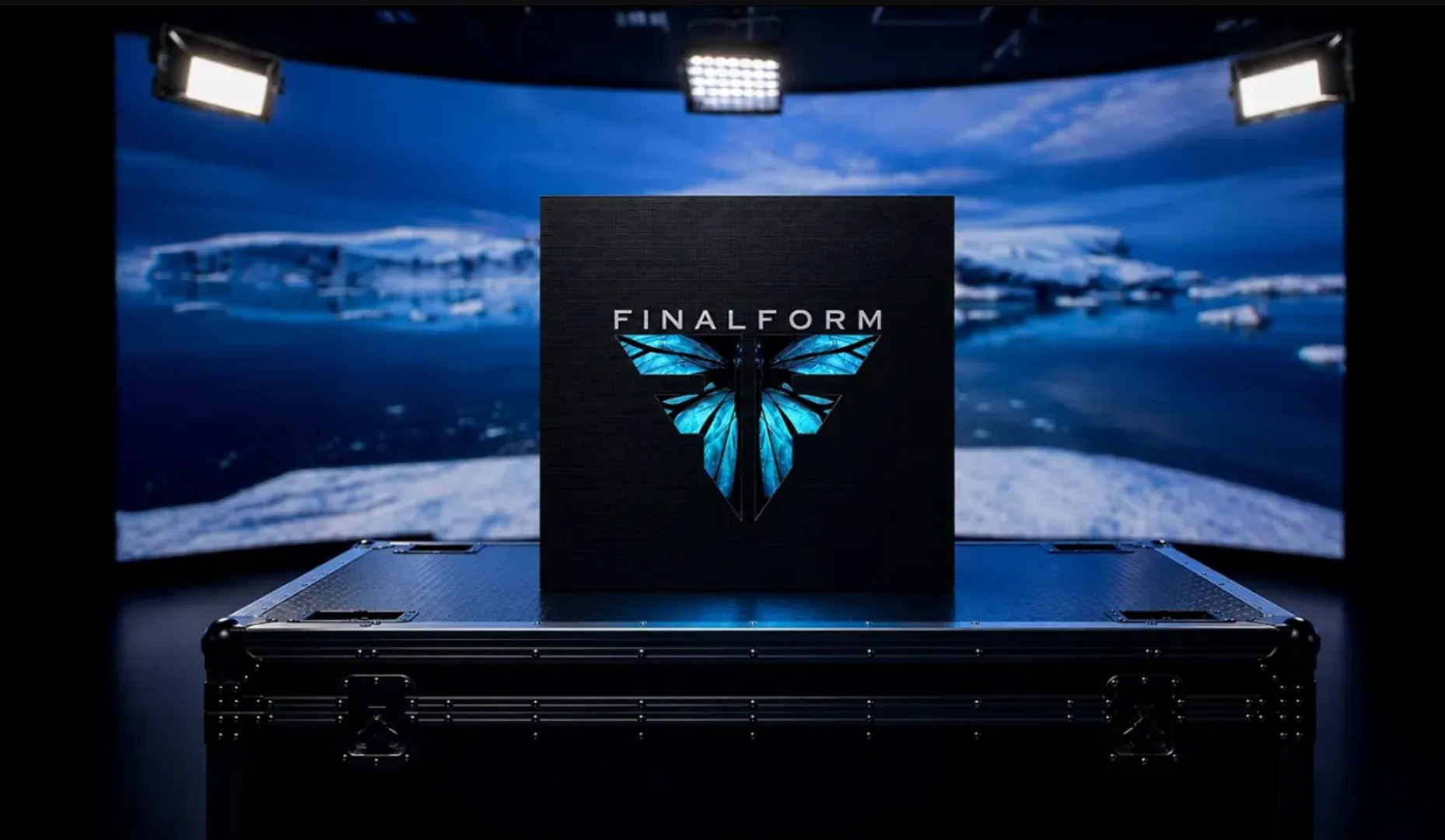 フライトケースに収められた、FINAL FORMロゴ入りのFINAL VISION LEDパネル